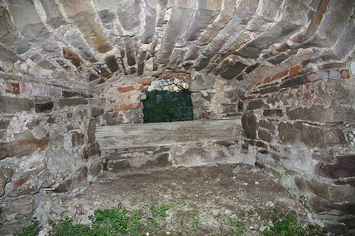Бойницы на одной из башен замка